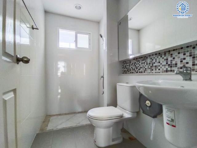 *****บ้านเดี่ยวมือสอง นนทบุรี ม.เดอะเซนโทร รัตนาธิเบศร์ เนื้อที่กว้างเกือบ 51 ตร.ว. ฟังก์ชัน 3 ห้องนอน 3 ห้องน้ำ ที่จอดรถ 2 คัน ภายในสภาพใหม่เอี่ยม พร้อมเข้าอยู่ ตั้งบนทำเลแห่งความสะดวกสบาย เข้า-ออกได้หลากหลายเส้นทาง ใกล้รถไฟฟ้าสายสีม่วง "สถานีบางพลู" และทางด่วน "งามวงศ์วาน" จองเลย!